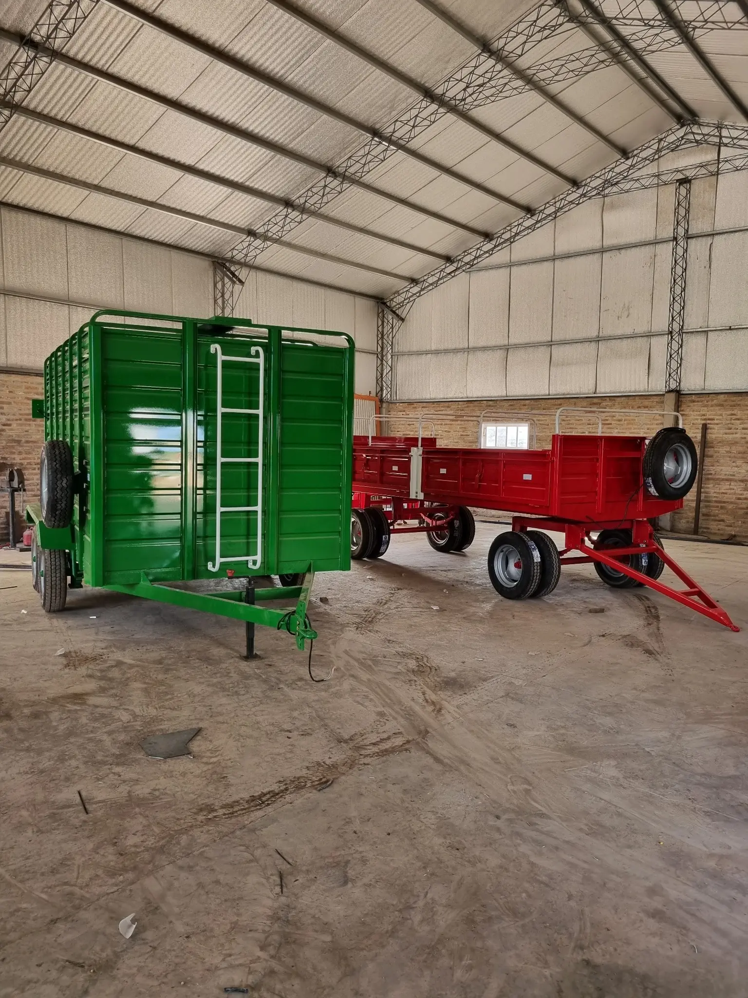 Vaquero verde y carro rojo terminados dentro del taller