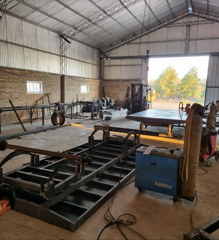 Chasis de carro en proceso de armado