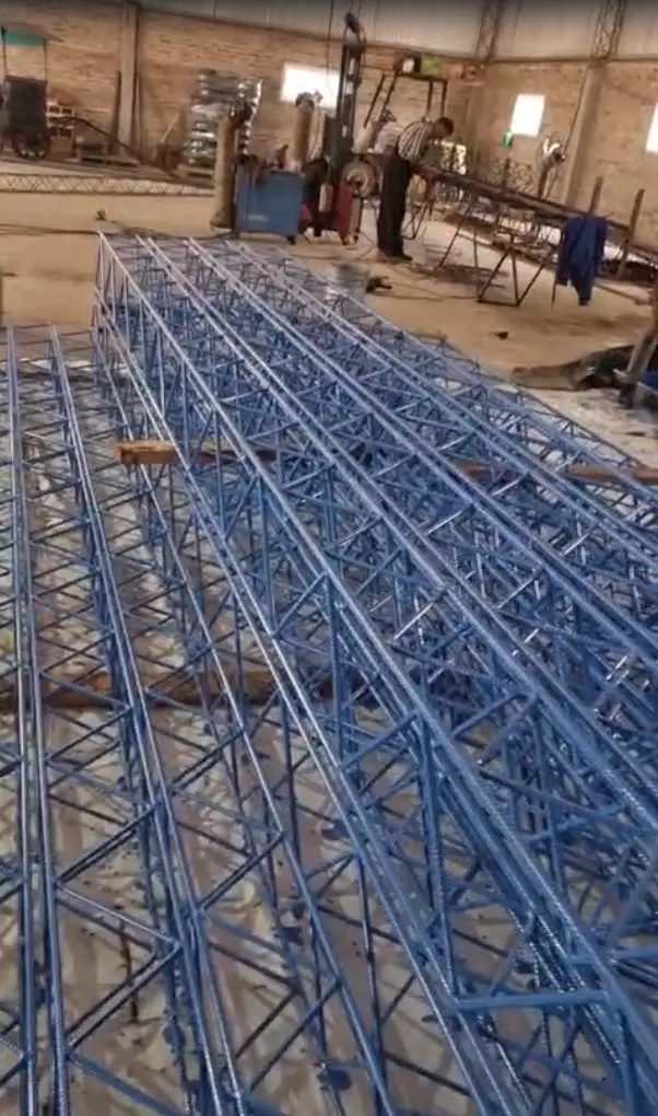Piezas reticuladas azules fabricadas dentro del taller