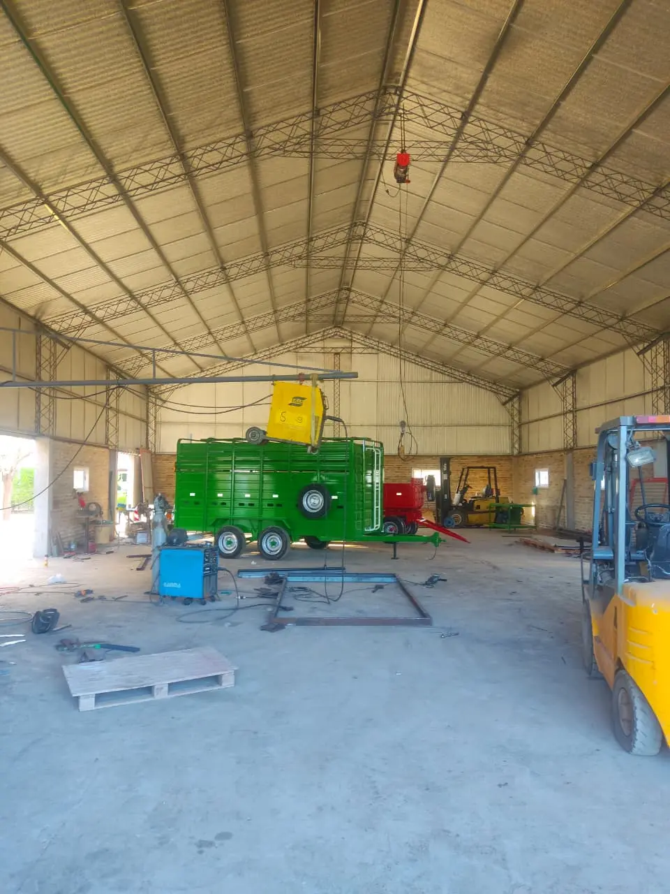 Interior del taller con carros y equipos de fabricación